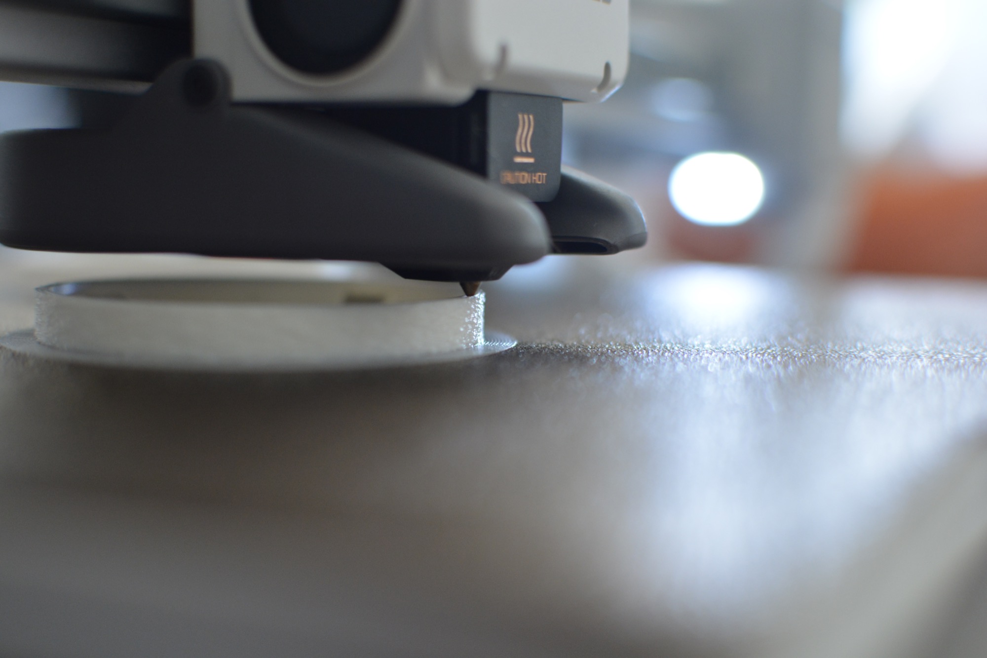 Estúdio RELAYR — impressão 3D e peças em preparação